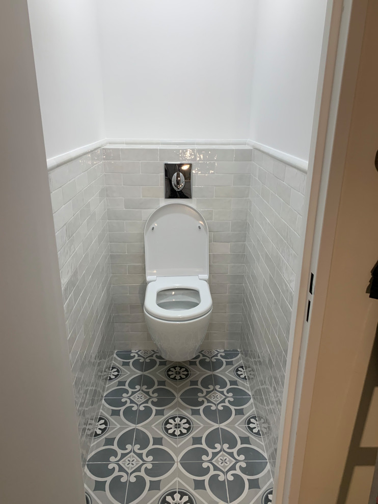 Стильный дизайн: маленький туалет в классическом стиле для на участке и в саду - последний тренд