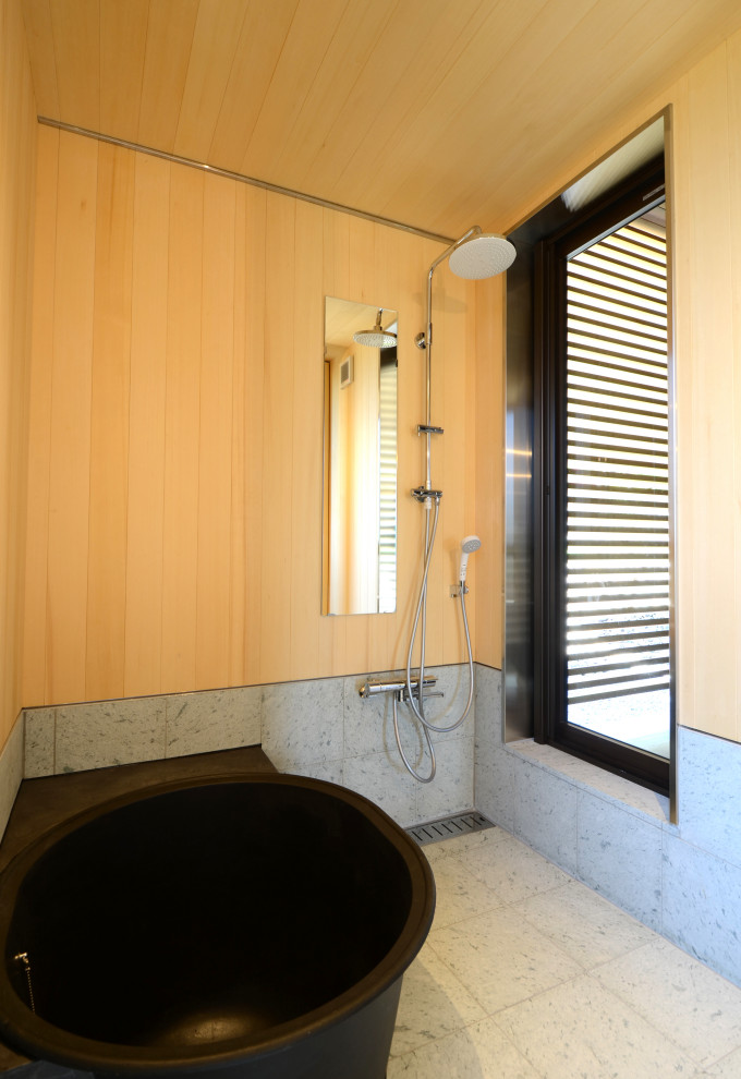 Idee per una stanza da bagno padronale etnica di medie dimensioni con vasca giapponese, pavimento in marmo, soffitto in legno e pareti in legno