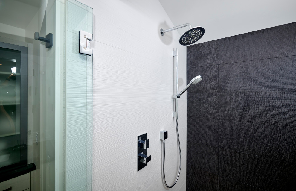 Modern inredning av ett mellanstort svart svart en-suite badrum, med släta luckor, vita skåp, en dusch i en alkov, svart kakel, porslinskakel, vita väggar, klinkergolv i porslin, ett undermonterad handfat, bänkskiva i kvartsit, beiget golv och dusch med gångjärnsdörr