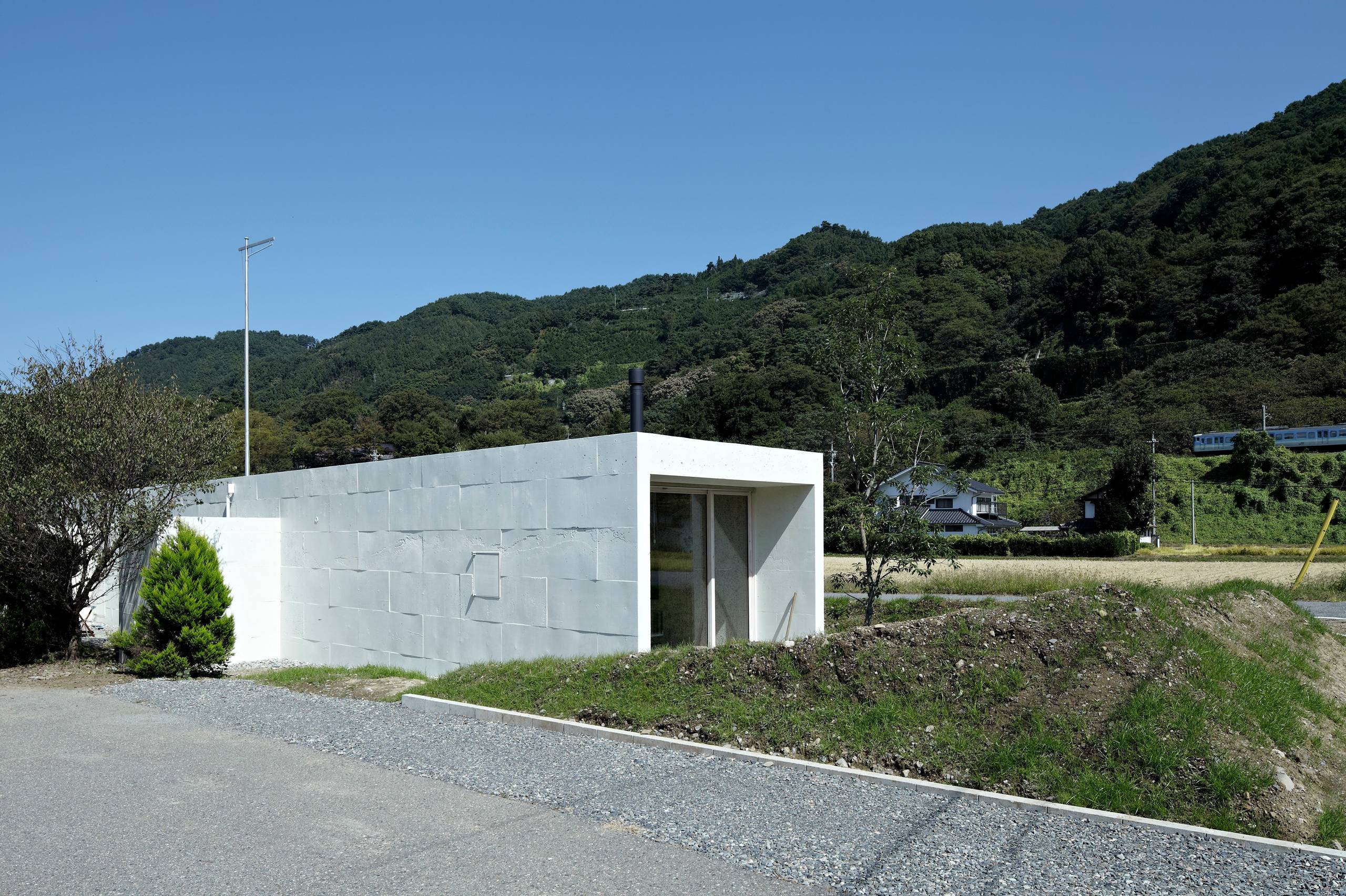 Houzz Tour: Minimalist 'Nest' House in Japan