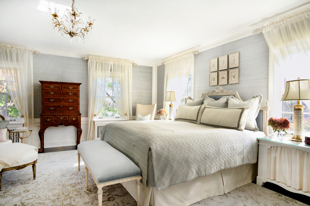 На фото: хозяйская спальня среднего размера в классическом стиле с серыми стенами, ковровым покрытием и тюлем