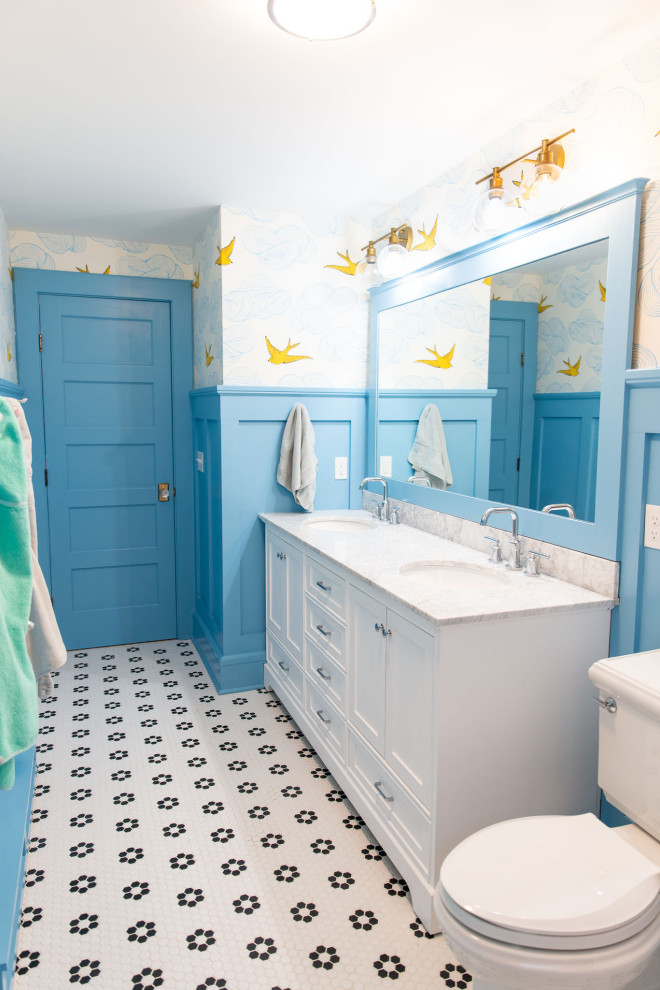 На фото: детская ванная комната среднего размера в стиле неоклассика (современная классика) с фасадами в стиле шейкер, белыми фасадами, накладной ванной, душем над ванной, унитазом-моноблоком, синими стенами, полом из керамической плитки, раковиной с пьедесталом, столешницей из искусственного кварца, разноцветным полом, шторкой для ванной, белой столешницей, тумбой под две раковины, встроенной тумбой и обоями на стенах