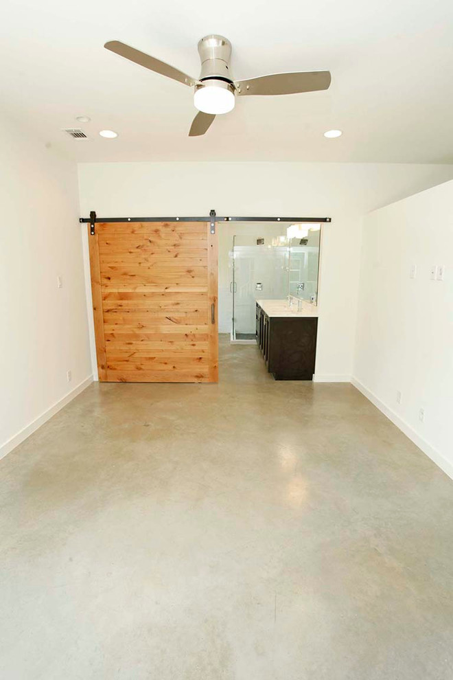 Transitional home design photo in Austin