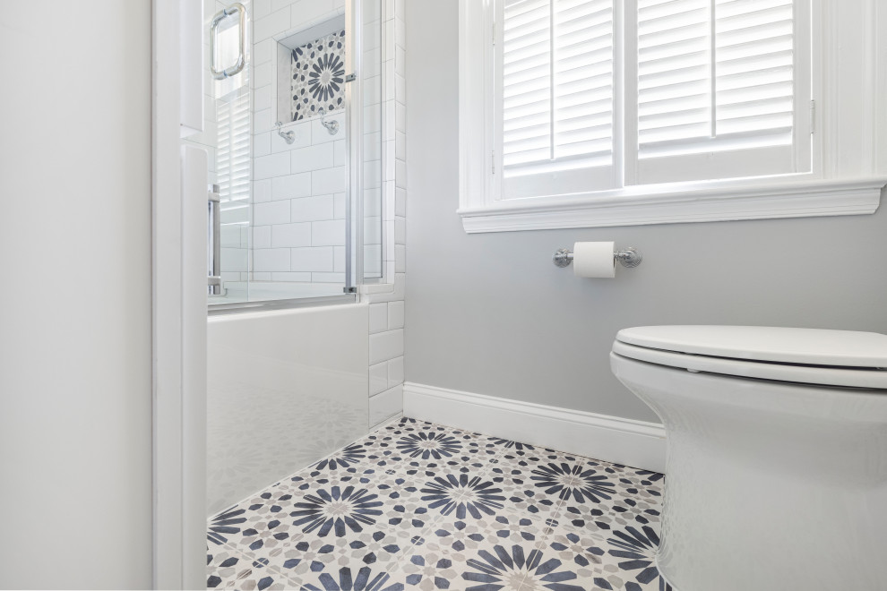На фото: маленькая ванная комната в средиземноморском стиле с фасадами в стиле шейкер, белыми фасадами, ванной в нише, душем над ванной, белой плиткой, керамической плиткой, серыми стенами, полом из керамогранита, душевой кабиной, врезной раковиной, столешницей из искусственного кварца, синим полом, душем с раздвижными дверями, белой столешницей, тумбой под одну раковину и встроенной тумбой для на участке и в саду с