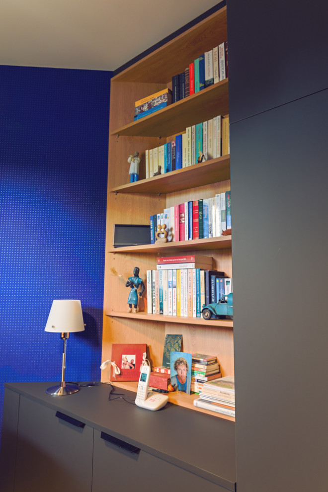 レンヌにある高級な中くらいなコンテンポラリースタイルのおしゃれな書斎 (青い壁、セラミックタイルの床、造り付け机、グレーの床、壁紙) の写真