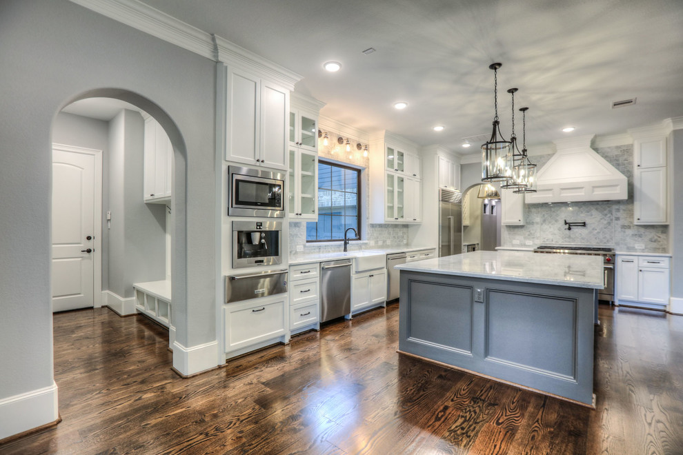 Kitchen - transitional kitchen idea in Houston