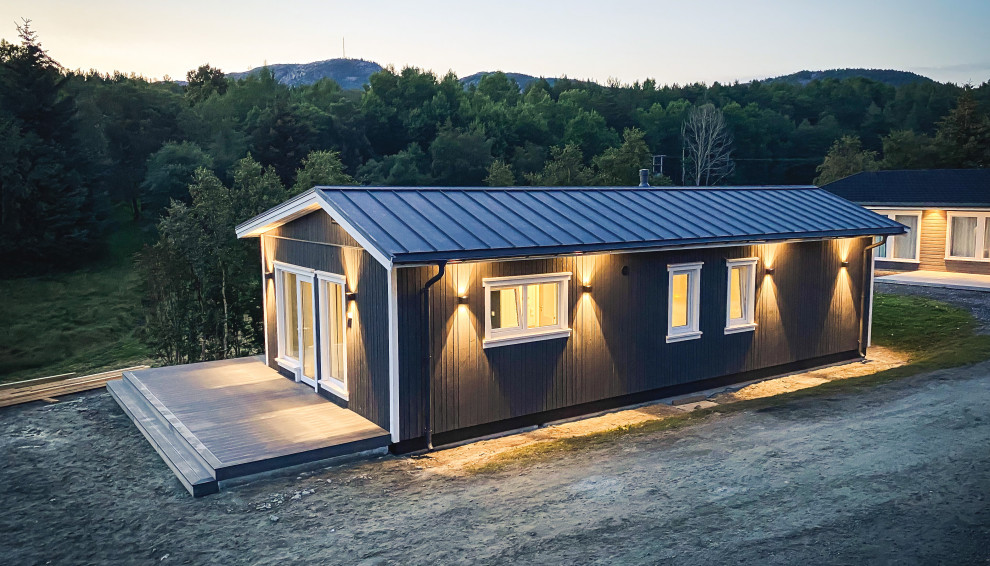 Ispirazione per la micro casa scandinava a un piano di medie dimensioni con rivestimento in legno