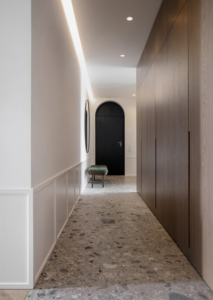 Источник вдохновения для домашнего уюта: коридор среднего размера: освещение в современном стиле с белыми стенами, мраморным полом, серым полом и панелями на части стены