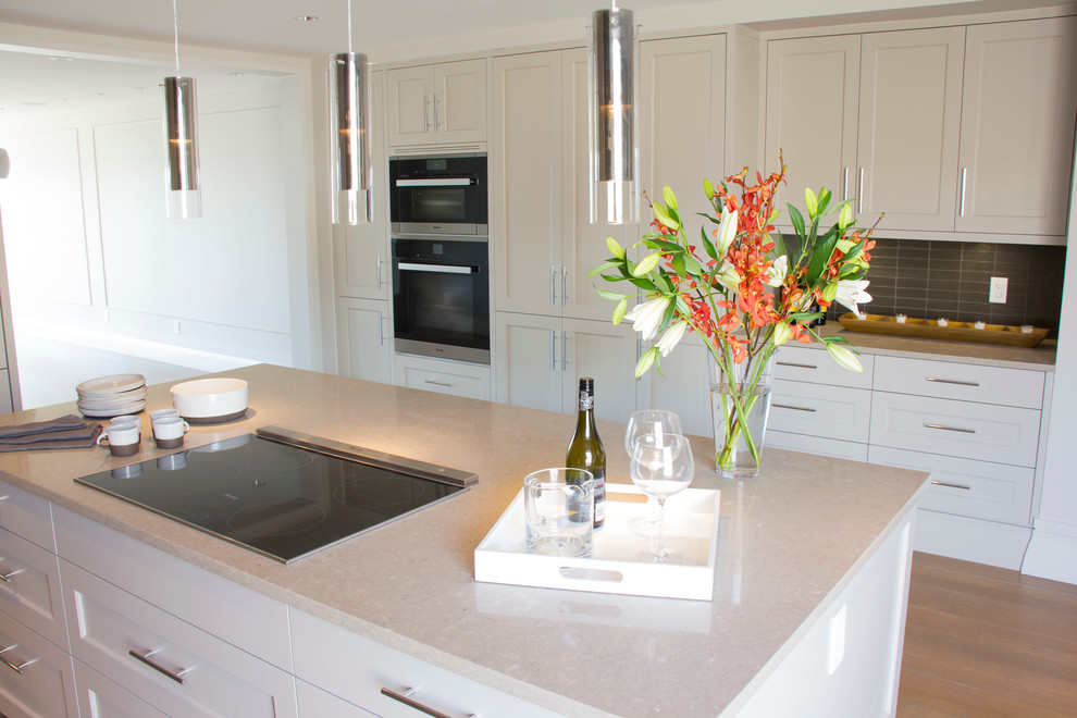 Transitional kitchen photo in Vancouver
