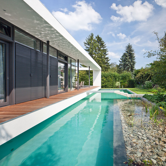 Traumhaus mit Nussbaum Furnier contemporaneo-piscina