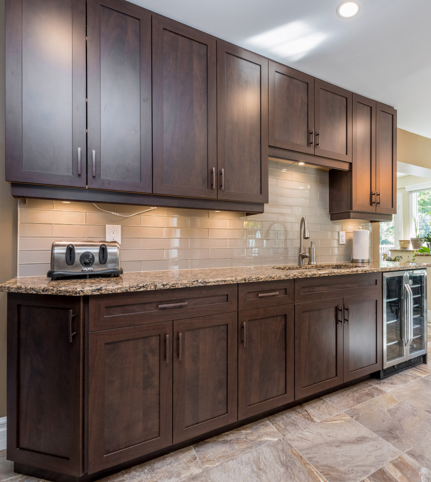 Elegant home design photo in Toronto