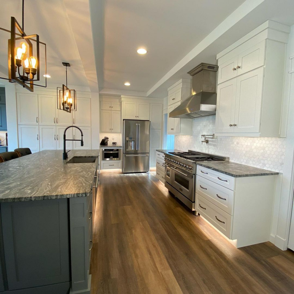 Example of a mid-sized mountain style kitchen design