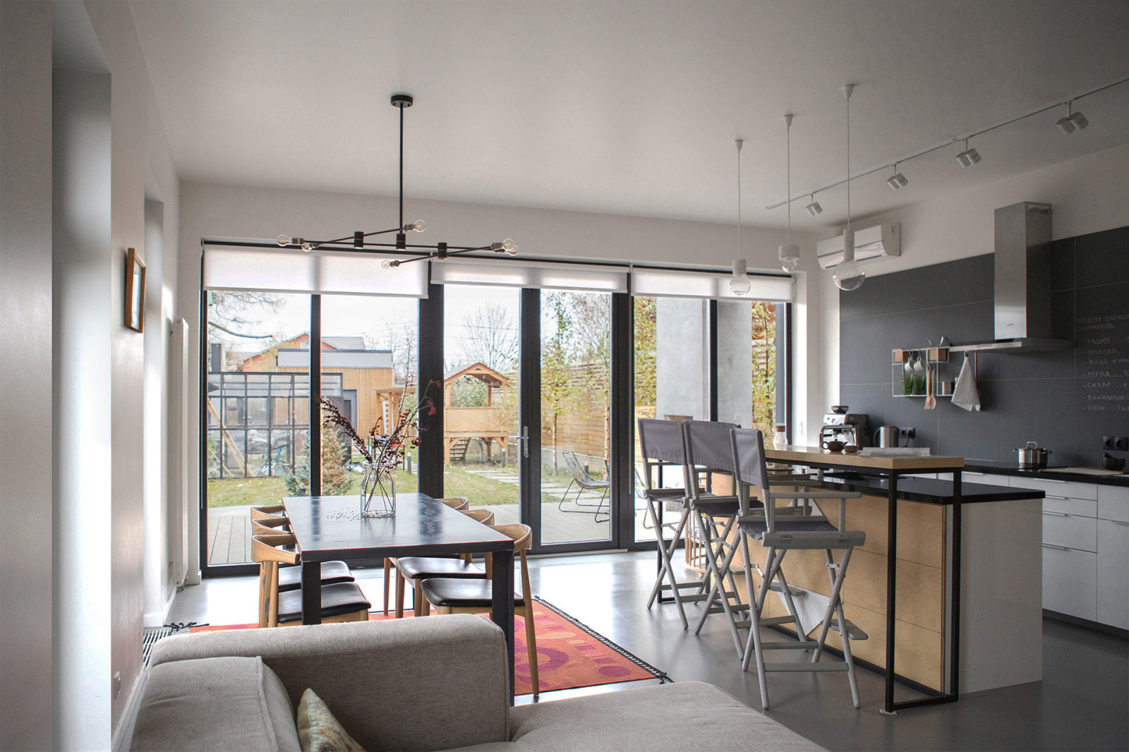 Вид на кухню и столовую группу