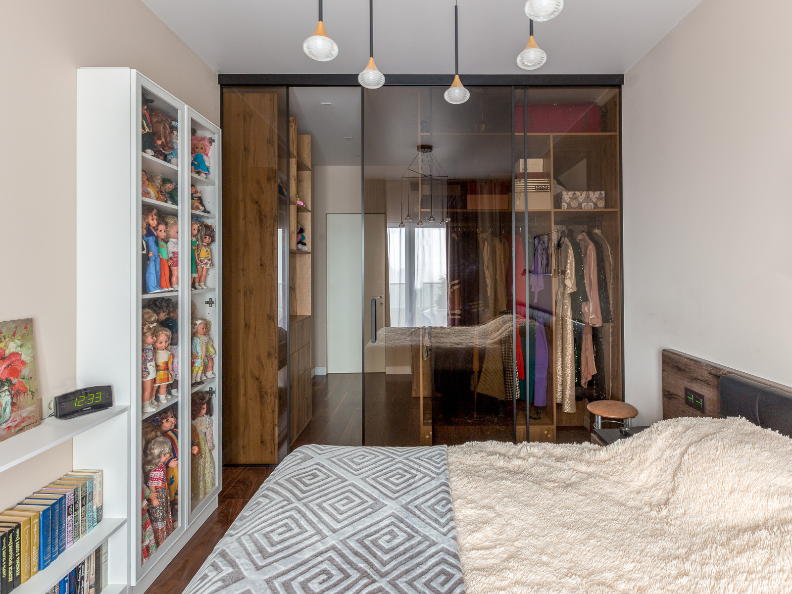 Шкаф со стеклом и гардеробная в спальне в ЖК Маяк