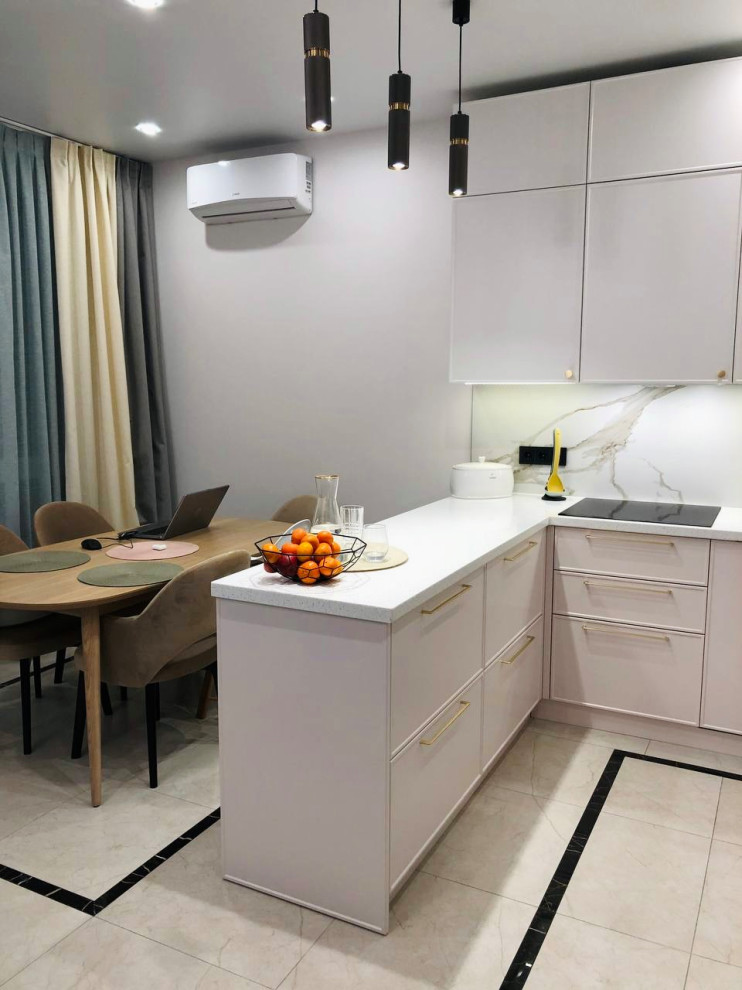 Нежная кухня в пудровых оттенках