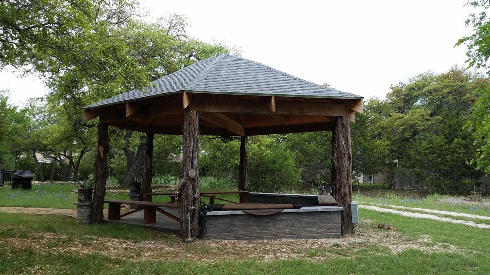 Example of a mountain style home design design in Austin