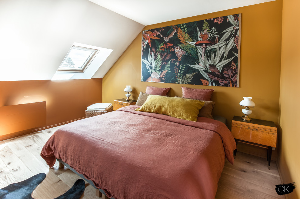 Foto på ett mellanstort lantligt sovrum, med gula väggar och ljust trägolv