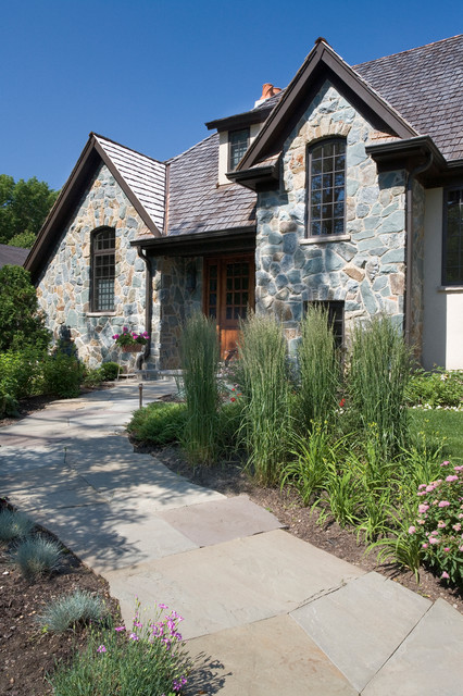 Bluestone Walk Leads to Stone and Stucco Chateau klassisk-hus-og-facade