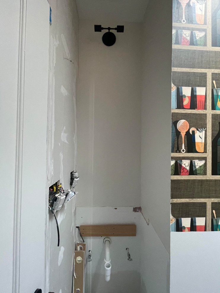 Inspiration för små skandinaviska vitt badrum, med släta luckor, bruna skåp, en toalettstol med hel cisternkåpa, grå väggar, klinkergolv i porslin, ett integrerad handfat, bänkskiva i akrylsten och grått golv