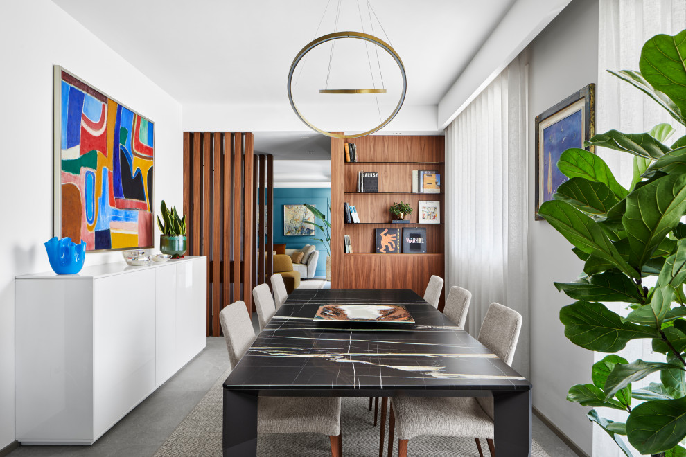 Стильный дизайн: гостиная-столовая в современном стиле с зелеными стенами, полом из керамогранита, серым полом, многоуровневым потолком и панелями на стенах - последний тренд