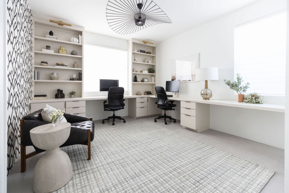 Aménagement d'un bureau moderne de taille moyenne avec un mur blanc, un sol en carrelage de porcelaine, un bureau intégré, un sol gris et du papier peint.