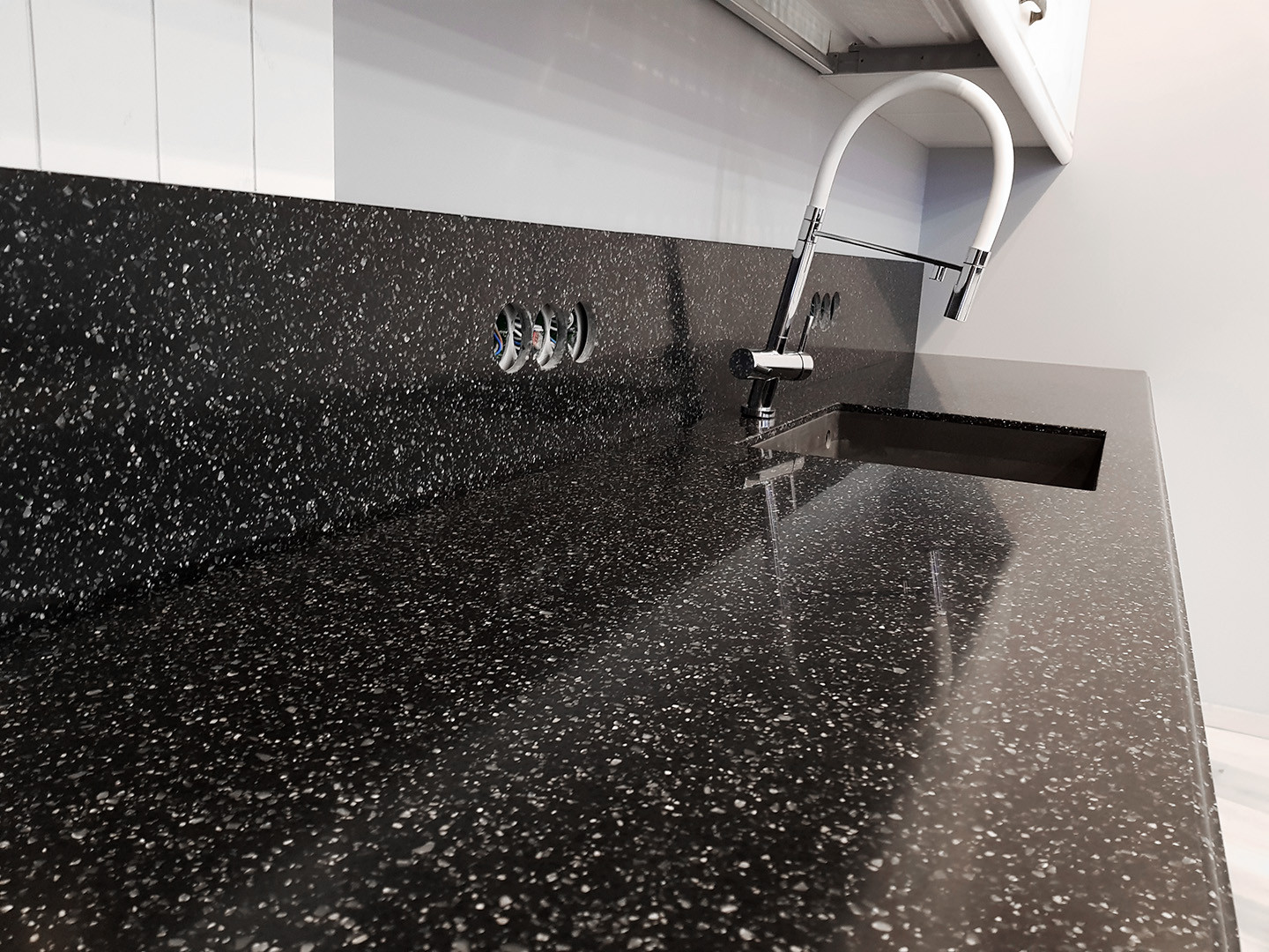 Столешница и кухонный остров из искусственного камня Tristone