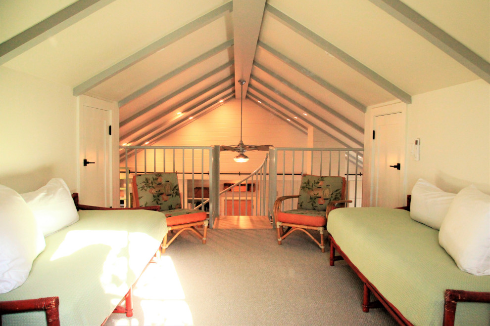 На фото: двухуровневая гостиная комната в стиле кантри с белыми стенами, сводчатым потолком и стенами из вагонки
