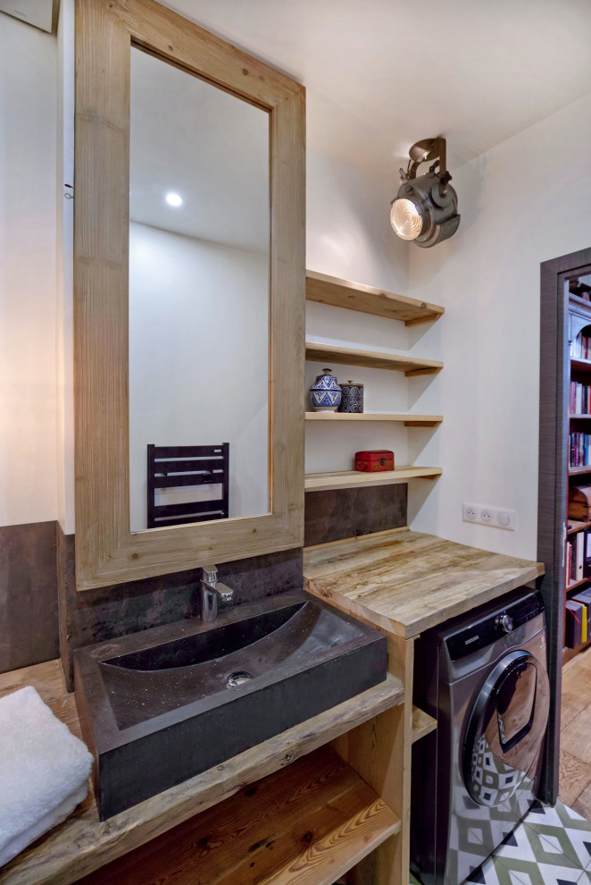 Foto på ett litet industriellt en-suite badrum, med en dusch/badkar-kombination, stenhäll, cementgolv, ett undermonterat badkar, ett nedsänkt handfat, träbänkskiva och grönt golv