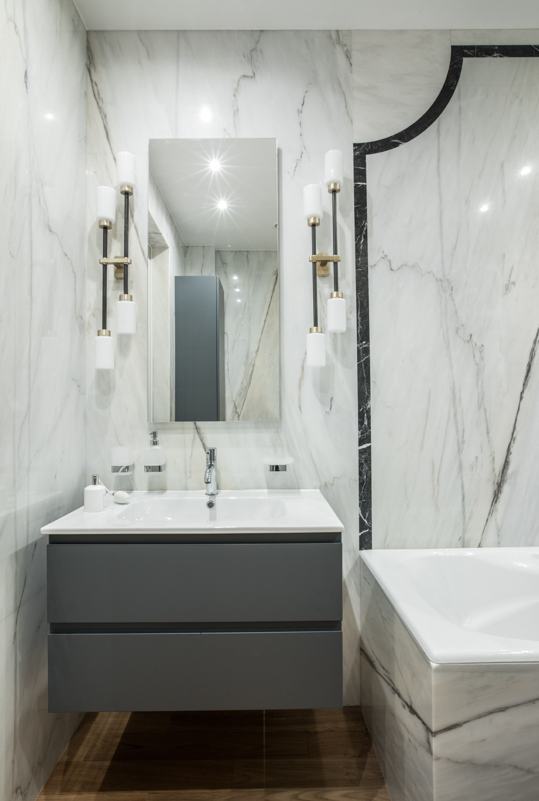 Яркая квартира с элементами из латуни