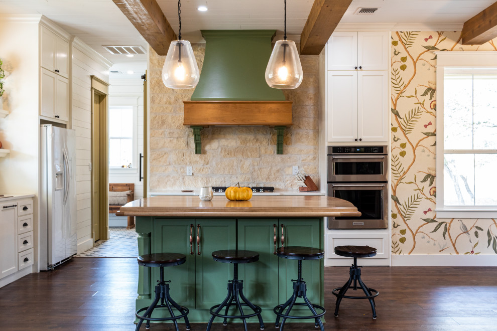 Bold colors make this farmhouse kitchen stand out