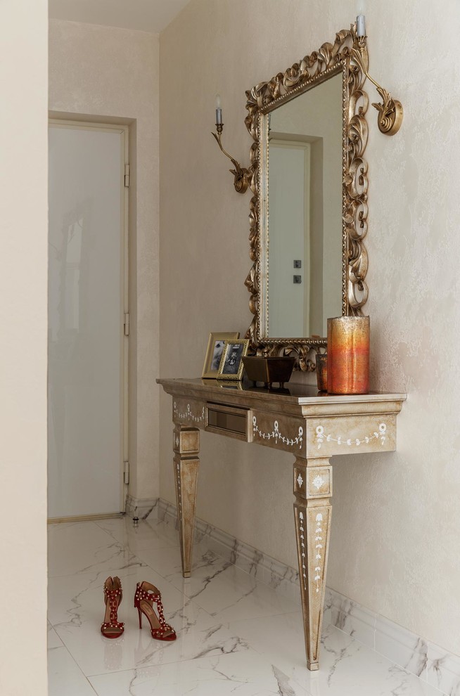 This is an example of a transitional entryway in Moscow with beige walls and white floor.