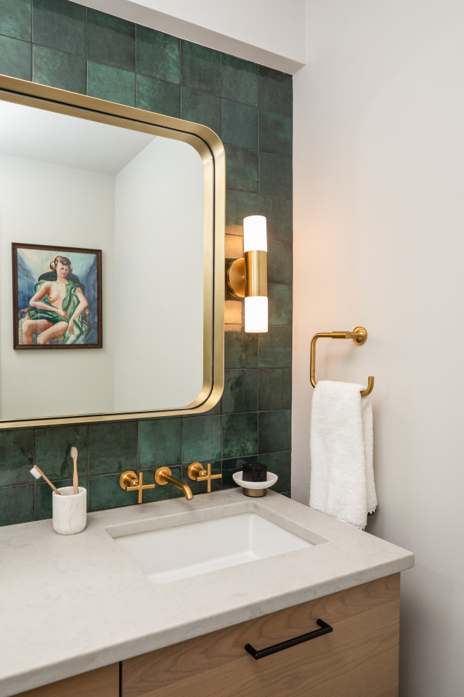 Источник вдохновения для домашнего уюта: главная ванная комната среднего размера в стиле ретро с плоскими фасадами, коричневыми фасадами, душем в нише, раздельным унитазом, зеленой плиткой, керамической плиткой, белыми стенами, полом из керамогранита, врезной раковиной, столешницей из искусственного кварца, черным полом, душем с распашными дверями, серой столешницей, нишей, тумбой под одну раковину и подвесной тумбой