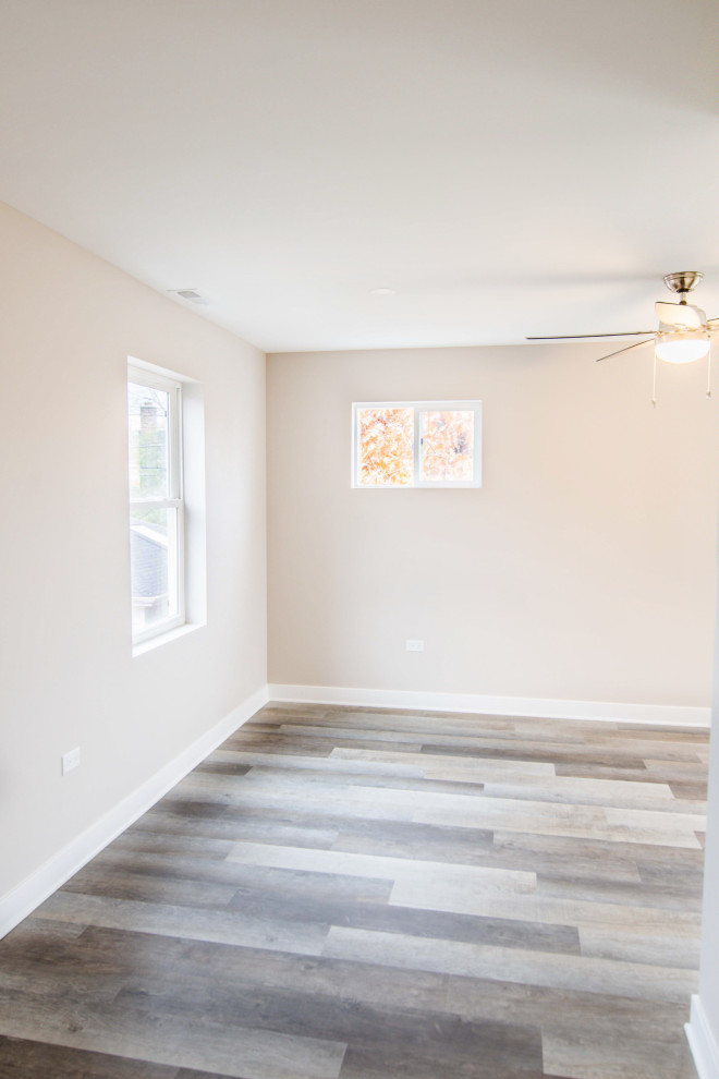 Ispirazione per un soggiorno minimalista aperto con pareti beige, pavimento in legno massello medio e pavimento marrone