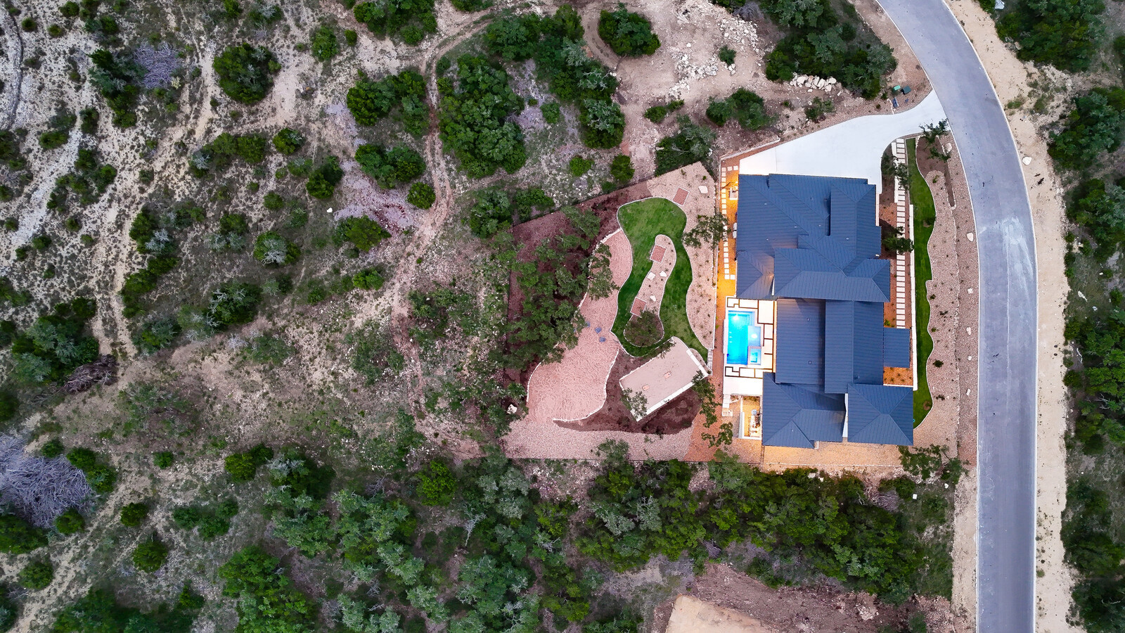 Modern: 4,950 ft², 4 BR/4 BA/2 ST home