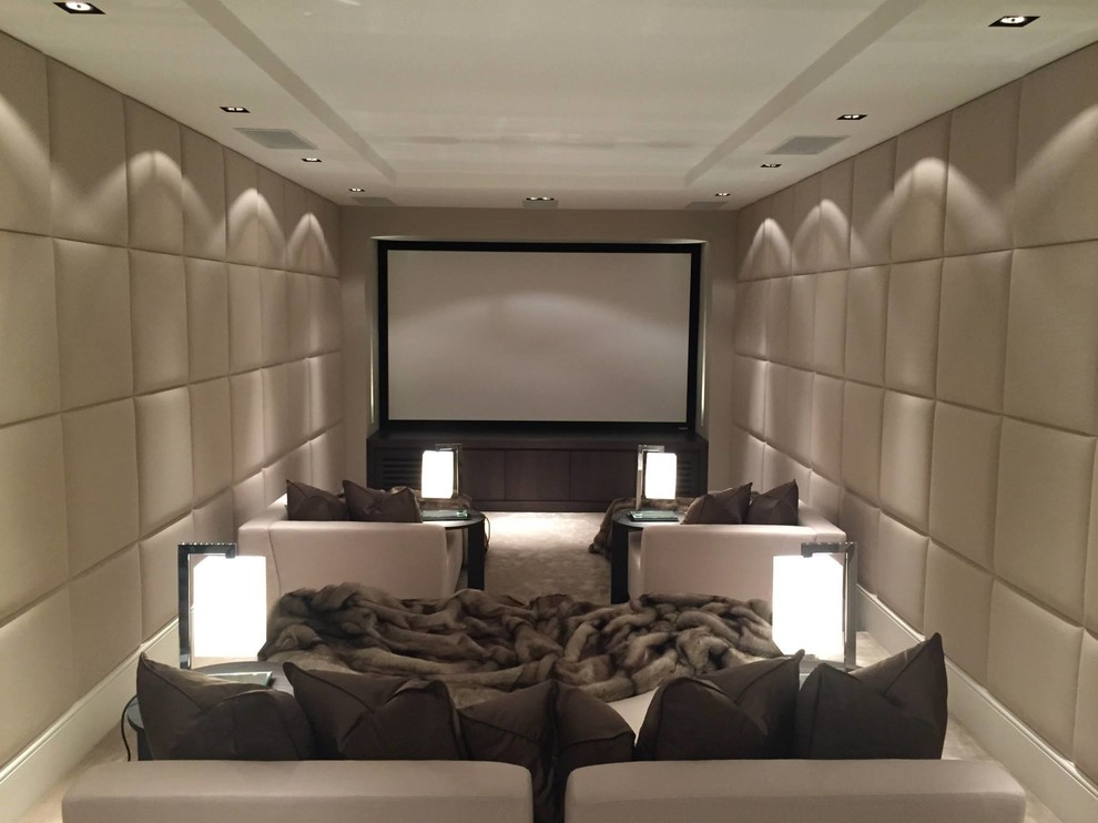 Diseño de cine en casa cerrado actual pequeño con moqueta, pantalla de proyección y suelo beige