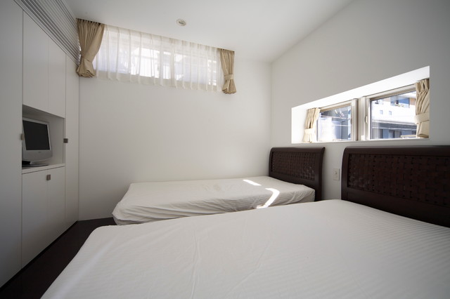 湯島の家 moderno-camera-da-letto