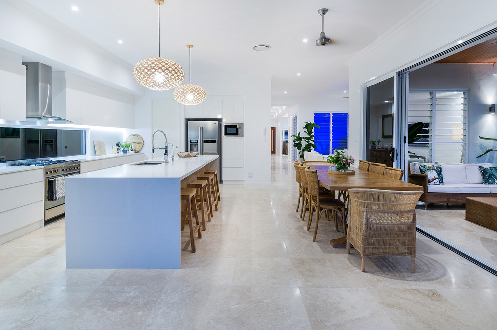 Example of a beach style home design design in Gold Coast - Tweed