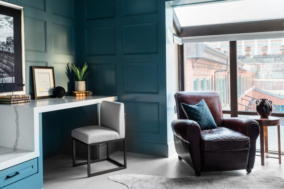 Imagen de despacho clásico renovado de tamaño medio con paredes azules, suelo de madera clara, escritorio empotrado, suelo gris, casetón y panelado