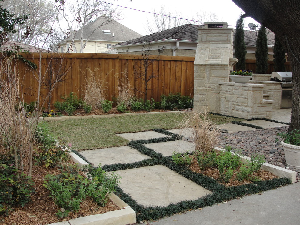 Inspiration for a modern garden in Dallas.