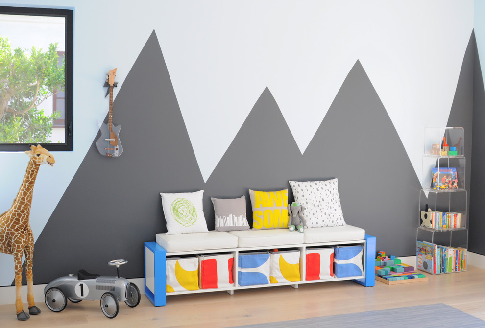 Diseño de dormitorio infantil minimalista de tamaño medio con paredes azules y suelo de madera clara