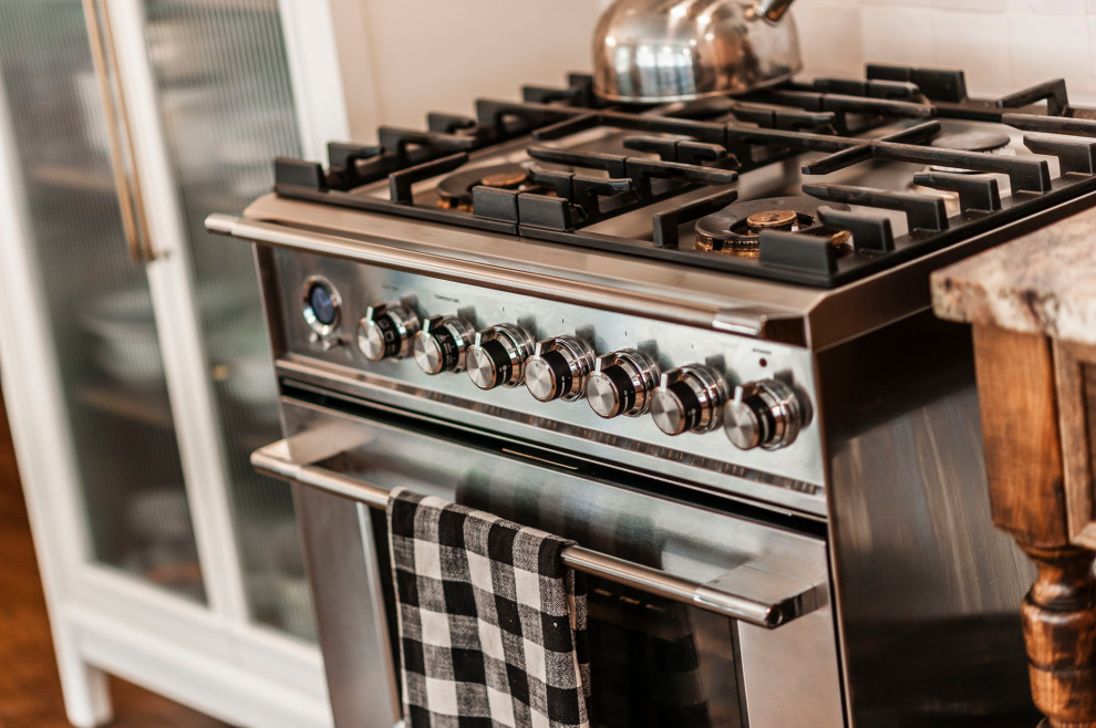 This is an example of a country kitchen in Nashville.