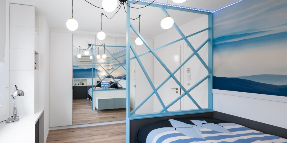 Idées déco pour une chambre d'enfant contemporaine de taille moyenne avec un mur bleu, parquet clair et du papier peint.