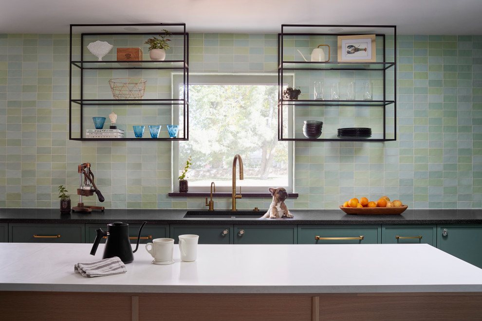 Idéer för ett mellanstort modernt vit kök, med en undermonterad diskho, skåp i shakerstil, gröna skåp, bänkskiva i kvarts, grönt stänkskydd, stänkskydd i keramik, integrerade vitvaror, marmorgolv, en köksö och flerfärgat golv