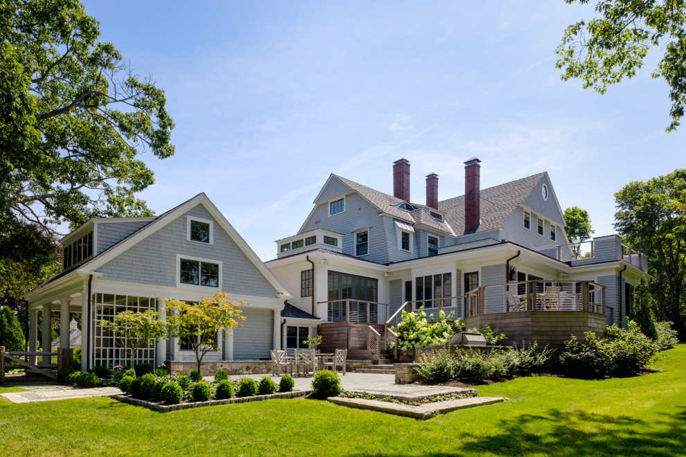 Großes, Dreistöckiges Maritimes Einfamilienhaus mit Mix-Fassade, grauer Fassadenfarbe, Mansardendach, Schindeldach, grauem Dach und Schindeln in Boston