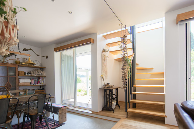 土間キッチンの家 shabby-chic-style-sala-da-pranzo