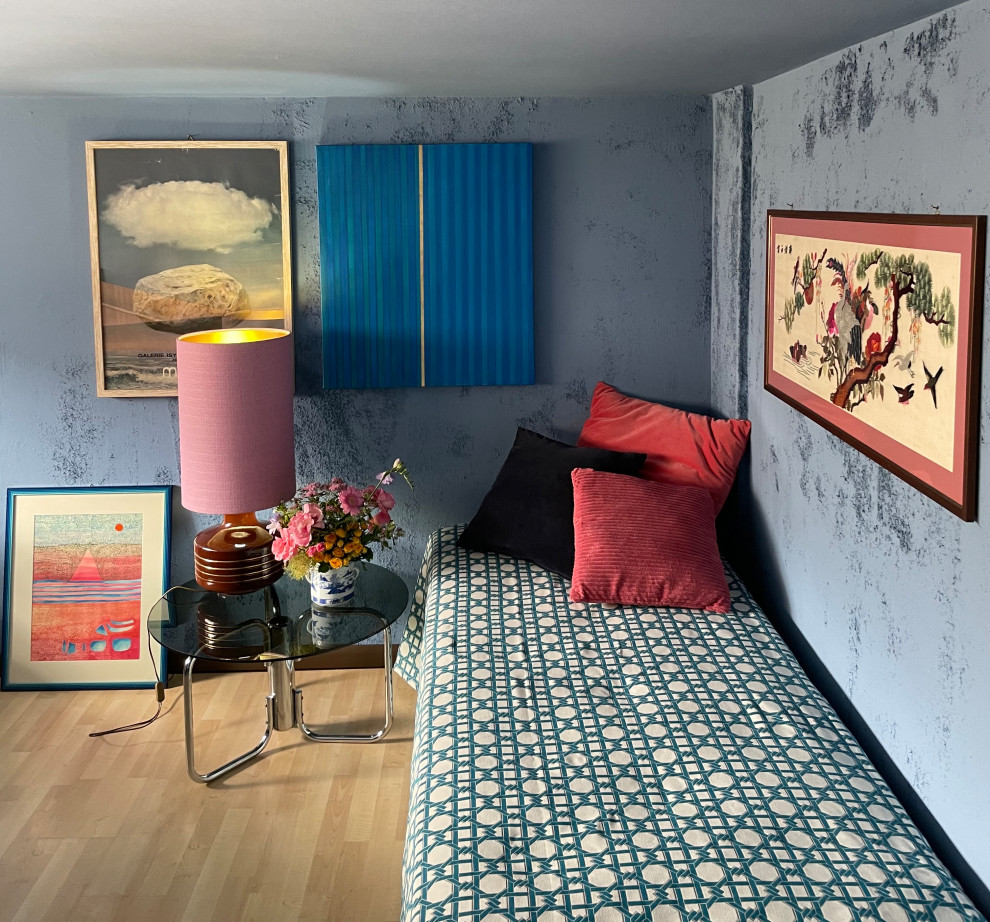 他の地域にある小さなエクレクティックスタイルのおしゃれなロフト寝室 (青い壁、ラミネートの床、ベージュの床、折り上げ天井) のインテリア