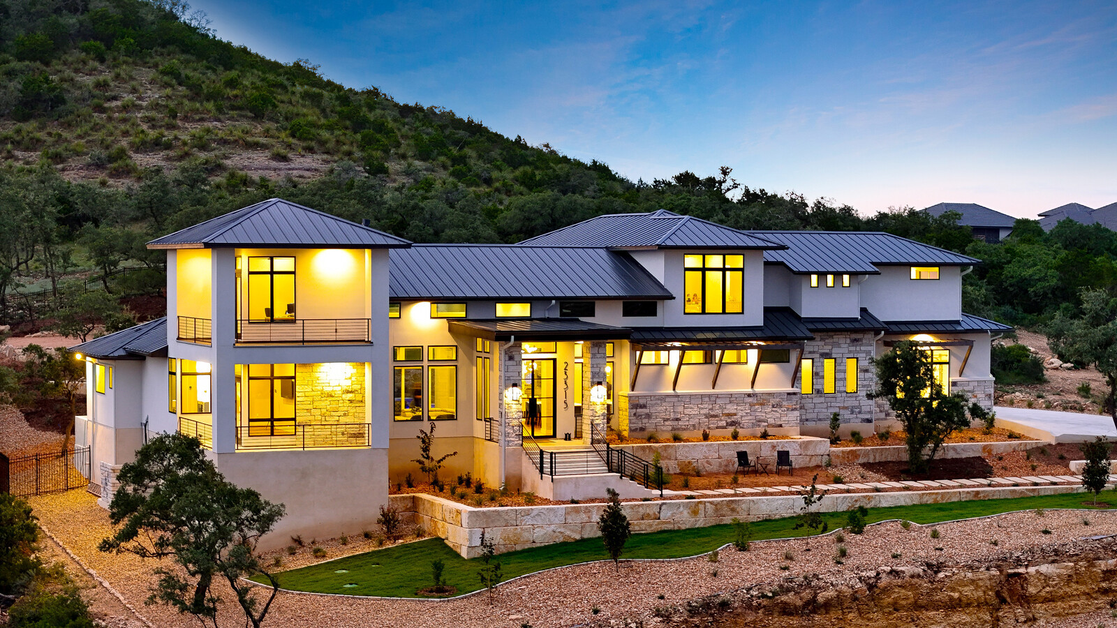 Modern: 4,950 ft², 4 BR/4 BA/2 ST home