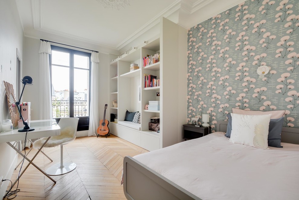 Photo of a mid-sized transitional kids' room for girls in Paris with multi-coloured walls and light hardwood floors.