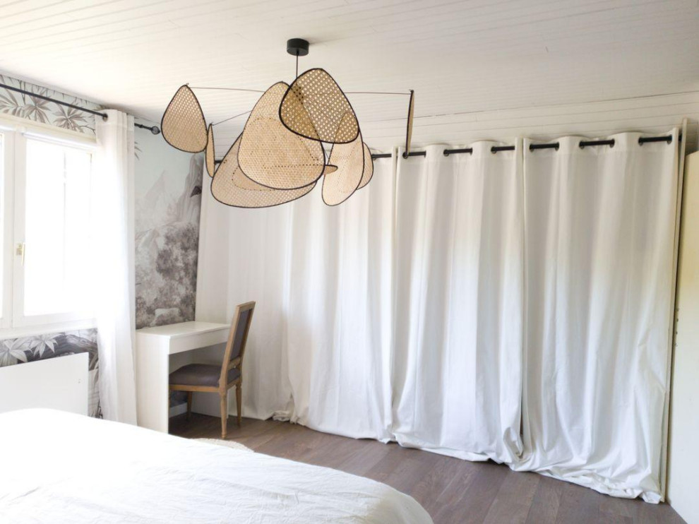 Mittelgroßes Schlafzimmer ohne Kamin, im Loft-Style mit weißer Wandfarbe, dunklem Holzboden, braunem Boden, Holzdielendecke und Tapetenwänden in Sonstige