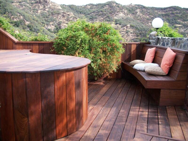 Example of a transitional deck design in Los Angeles